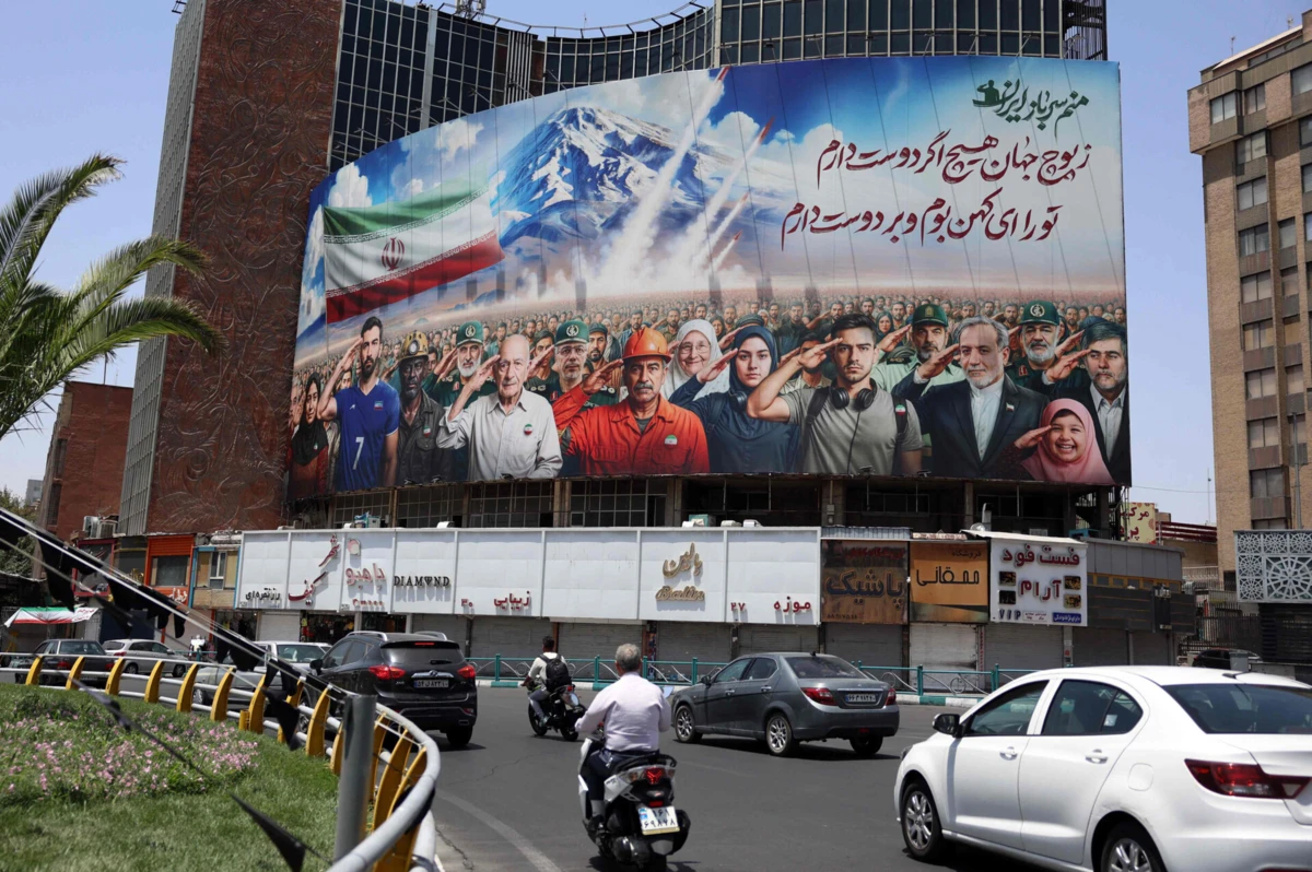 Cartaz na capital do Irão onde se lê "todos somos soldados de Teerão"