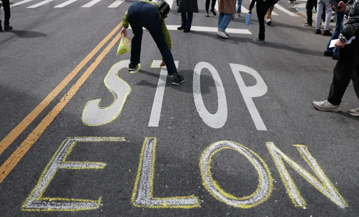 Onda de vandalismo está a afetar carros Tesla nos EUA