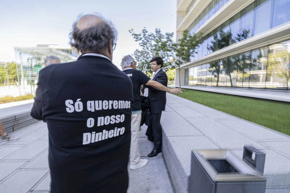 Lesados do BES concentraram-se na segunda-feira à porta do tribunal