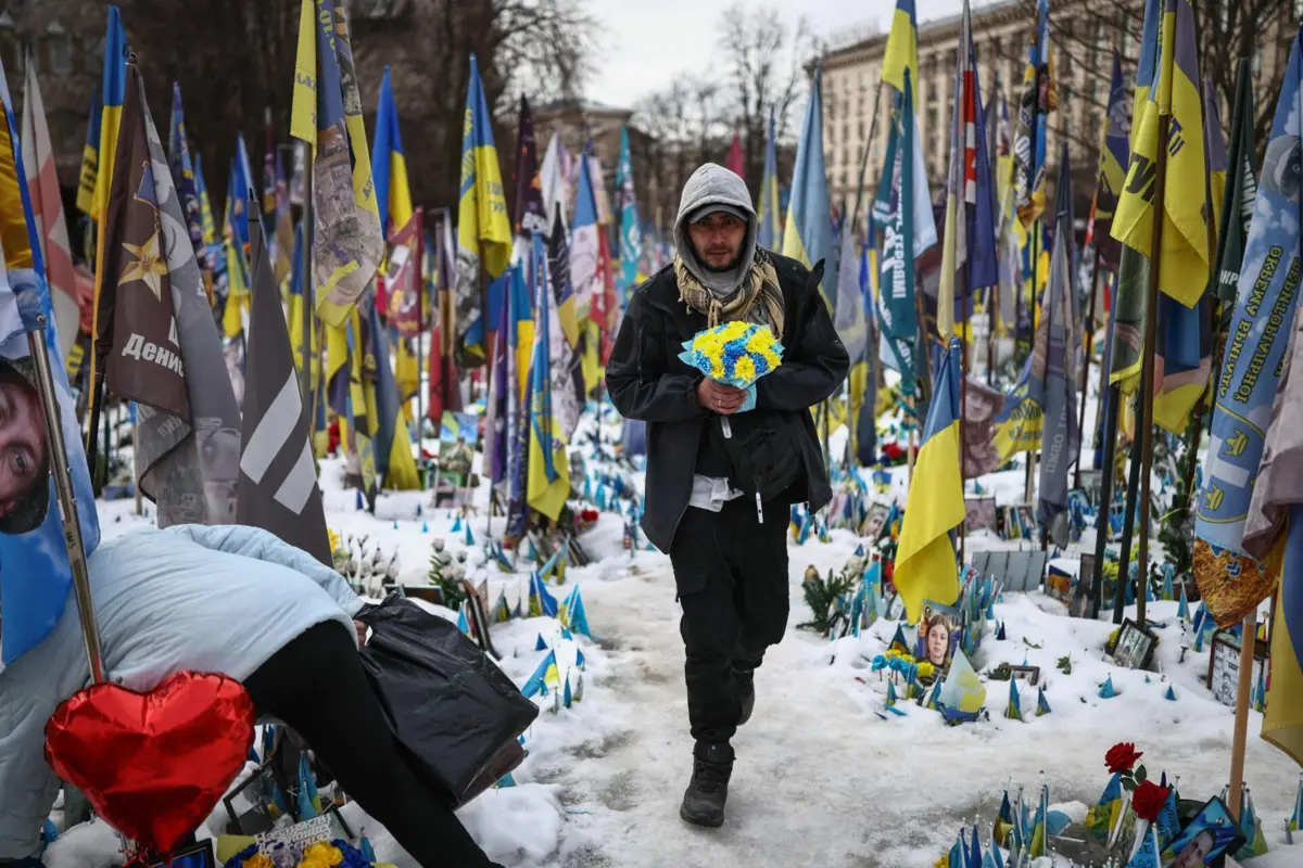 Homenagem aos mortos após quatro anos de guerra na Ucrânia