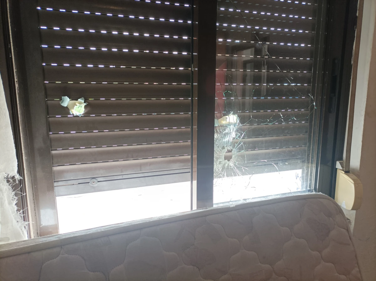 Arguido levantou persiana, viu que vítima estava no interior, voltou a baixar a persiana e disparou