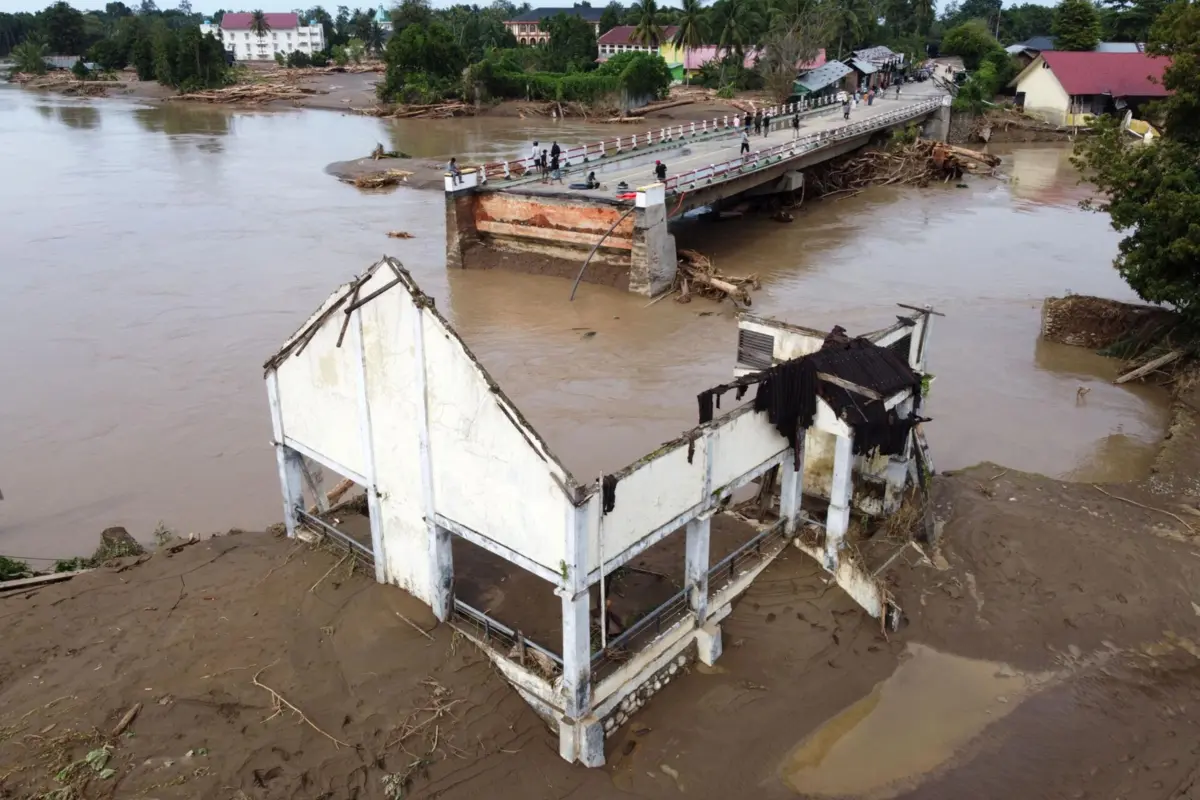 As chuvas das monções fizeram com que os rios transbordassem na província de Sumatra