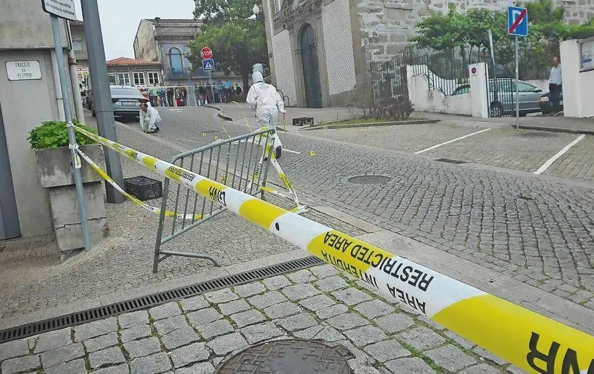 Depois do assalto, a Polícia Judiciária do Porto recolheu os vestígios na via pública