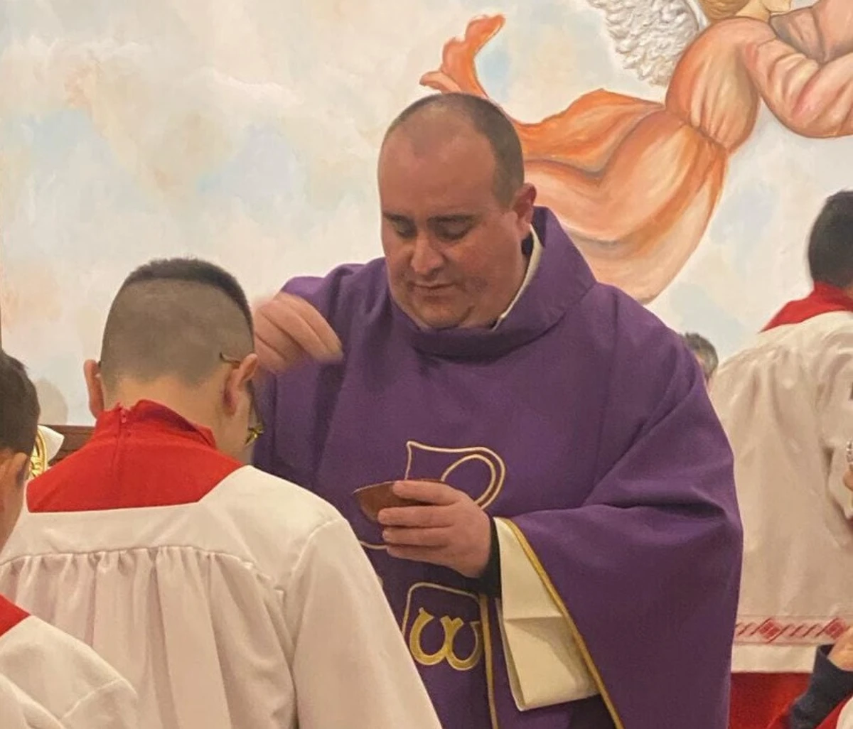 Imagem de contexto do artigo Lixívia em cálice de vinho: máfia suspeita de tentar envenenar padre