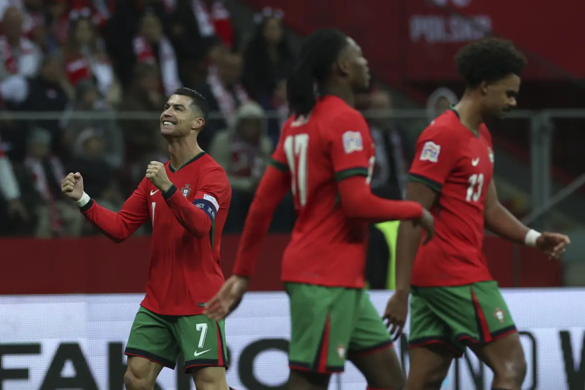 Cristiano Ronaldo fez o golo 906 da carreira. É abraçado por Rafael Leão, depois dos parabéns de Renato Veiga e Bernardo Silva