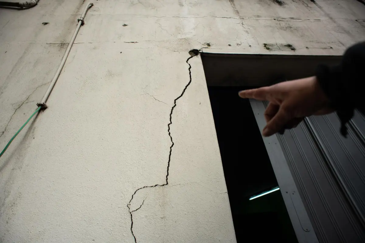 Estragos são visíveis no exterior dos prédios