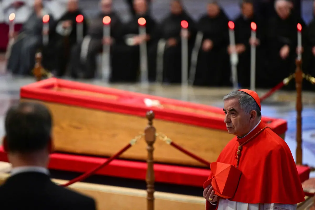 O cardeal italiano Angelo Becciu no funeral do Papa Francisco