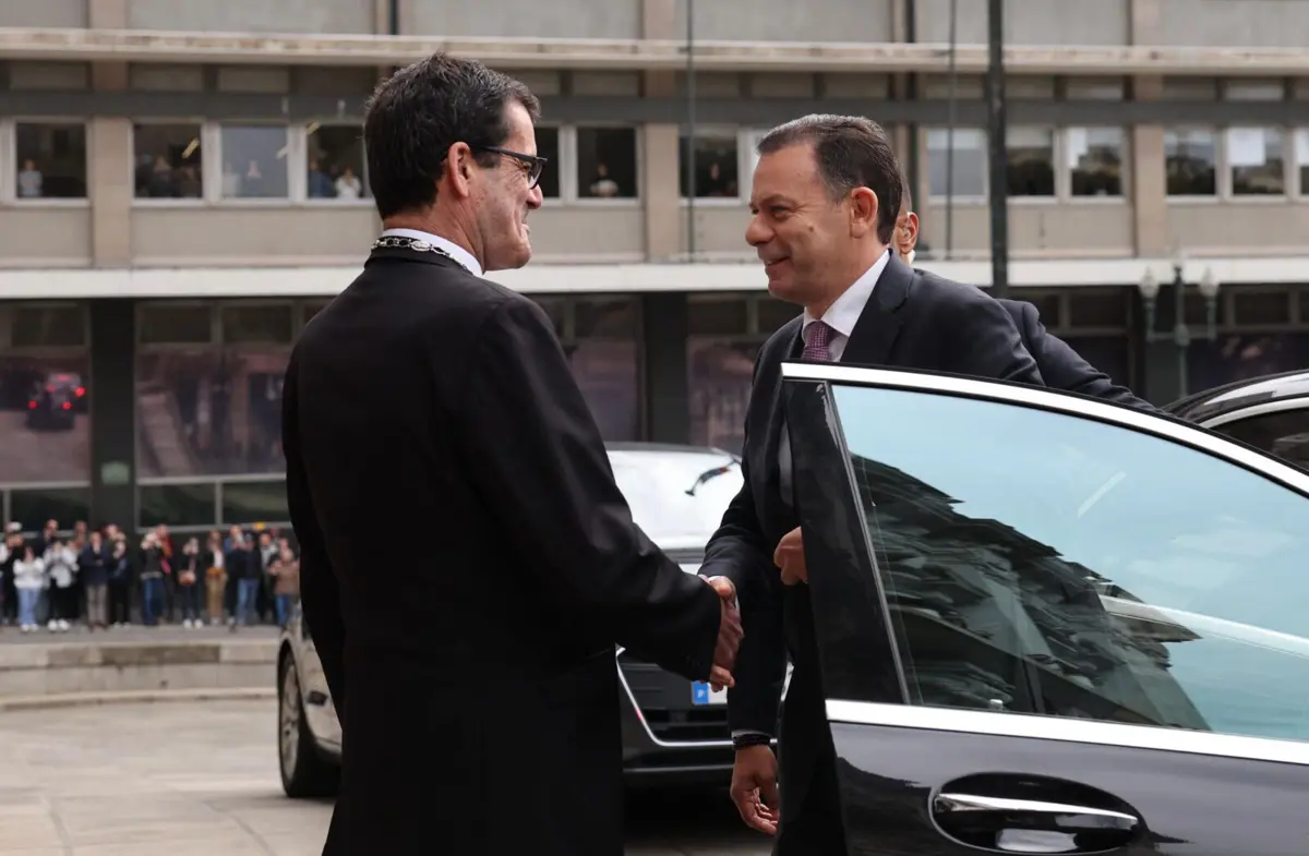 Luís Montenegro está esta sexta-feira no Porto para uma visita com o presidente francês, Emmanuel Macron. À chegada à Invicta cumprimentou o presidente da Câmara, Rui Moreira