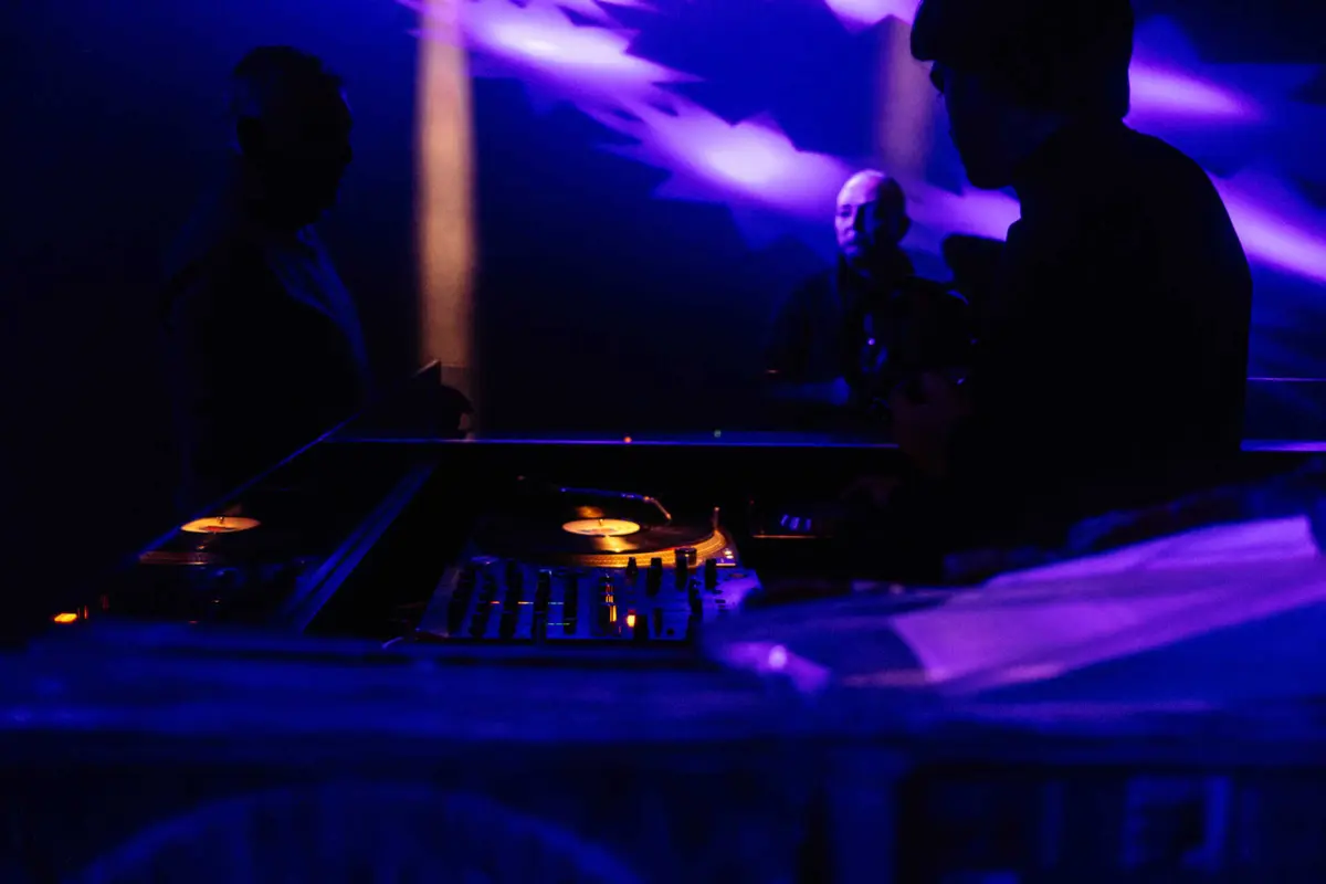 O alegado crime terá ocorrido numa noite em que o DJ atuava numa discoteca da cidade