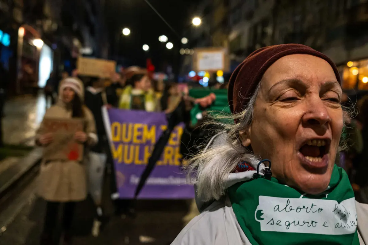 Imagem de contexto do artigo “Nem menos, nem mais, direitos iguais”: não há chuva que pare a luta das mulheres