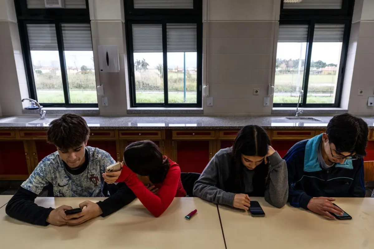 Computador do Pedro (à esquerda) avariou-se há um ano e meio e ficou em casa