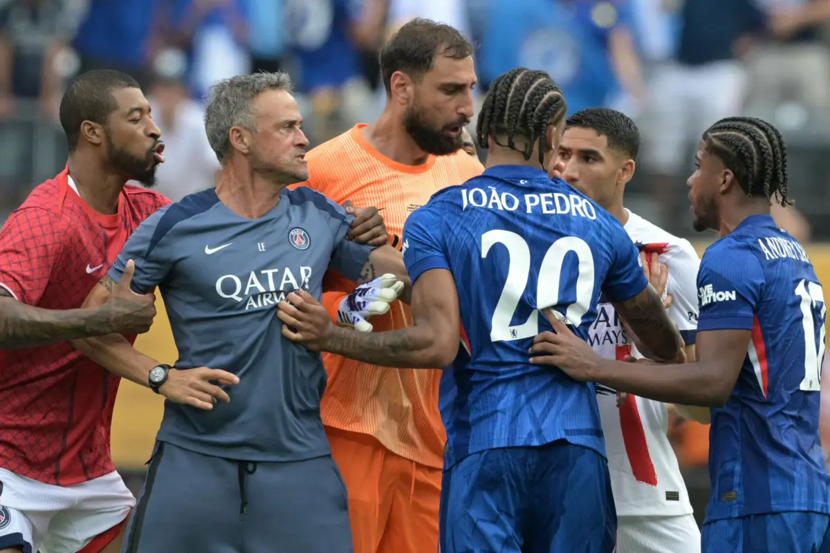 No desfecho as coisas aqueceram e o técnico espanhol esteve envolvido num incidente com João Pedro