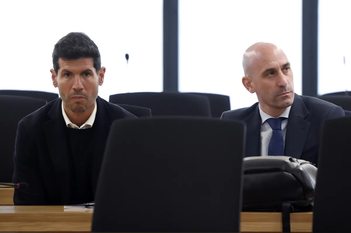 Luis Rubiales, à direita, está a ser julgado por assédio sexual