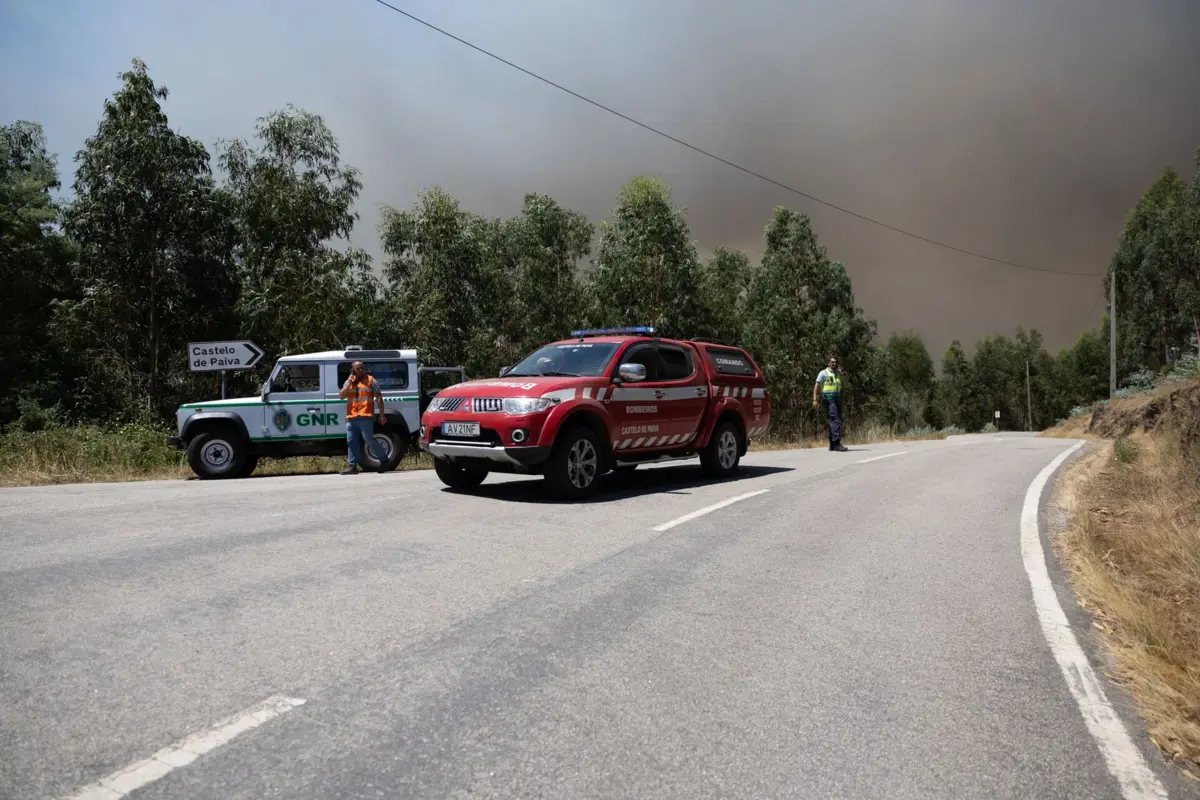 Incêndios obrigam a cortar três estradas nacionais
