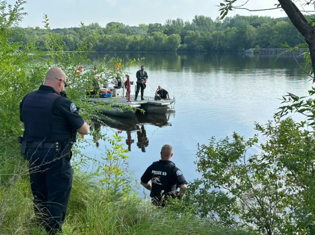 Investigadores encontraram restos mortais no interior do veículo submerso