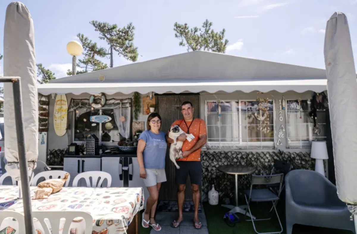 Barraca de Anália Rodrigues e Artur Martins parece uma casa, com sala e quartos