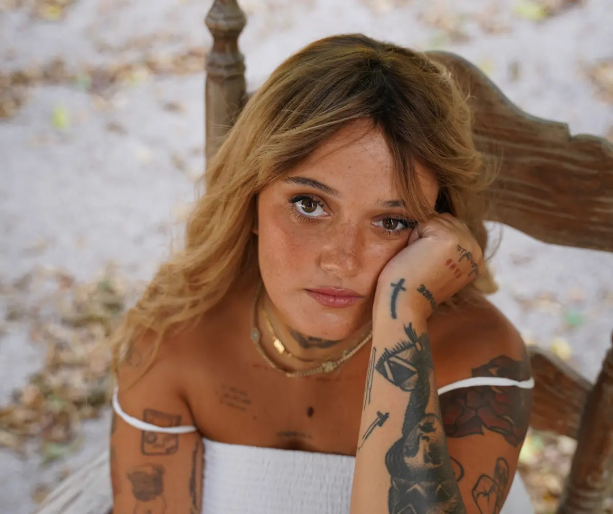 Carolina Deslandes, cantora e compositora, 32 anos.