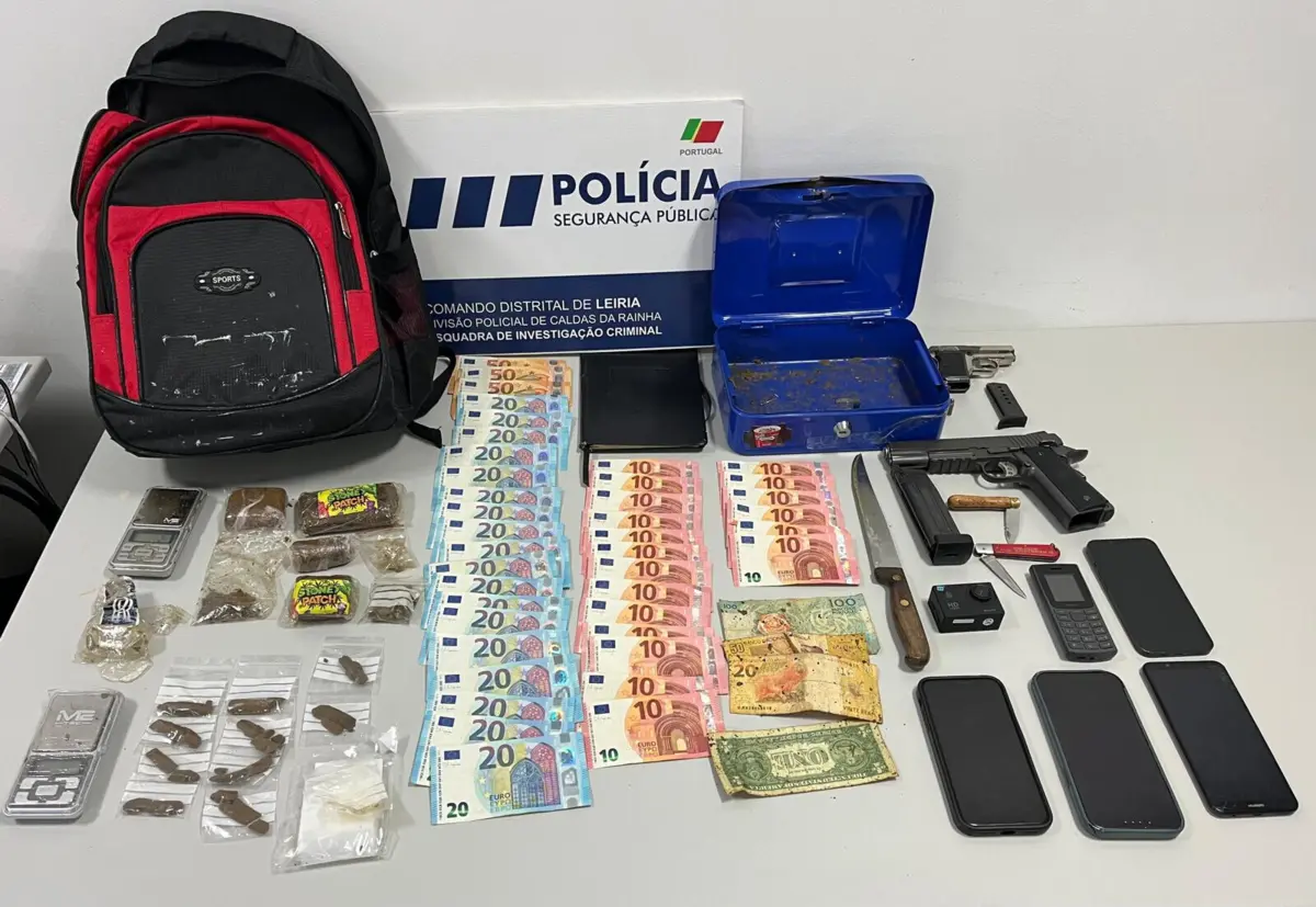 PSP deteve dois jovens e apreendeu uma arma, dinheiro e droga, nas Caldas da Rainha.