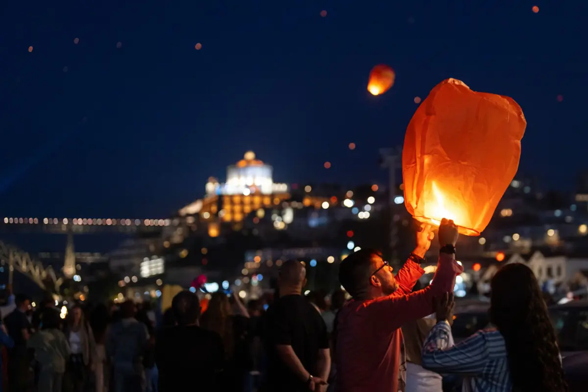 Milhares encheram as ruas do Porto na noite de São João