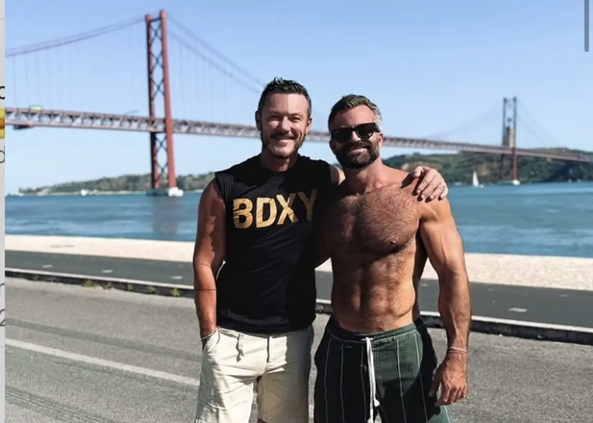 O ator Luke Evans e o companheiro à beira Tejo
