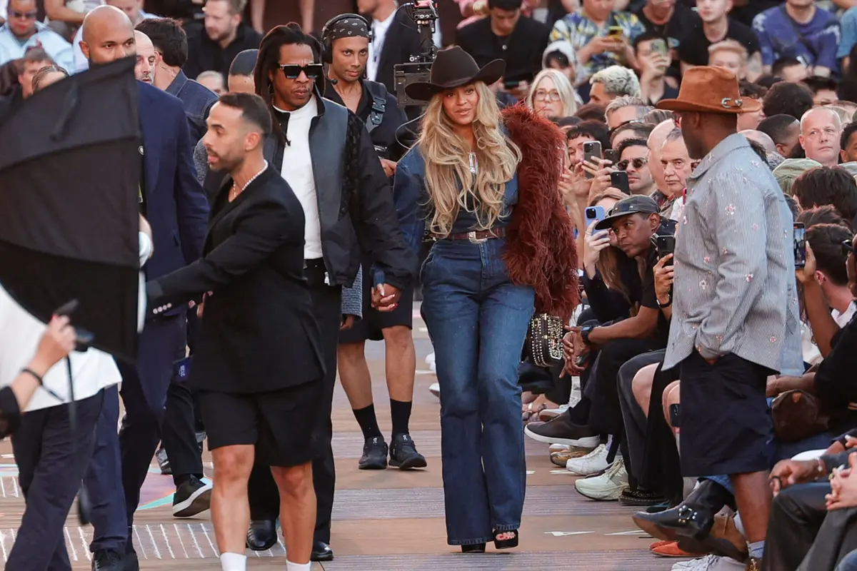 Beyoncé e Jay-Z assistiram ao desfile da Louis Vuitton no Centro Pompidou