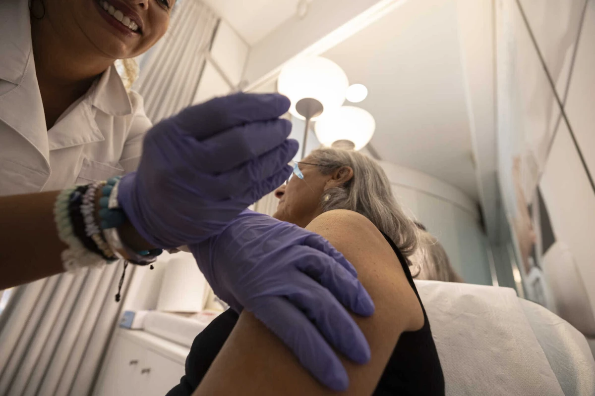 Imagem de contexto do artigo Ordem defende vacinação de pessoas com 85 ou mais anos nas farmácias