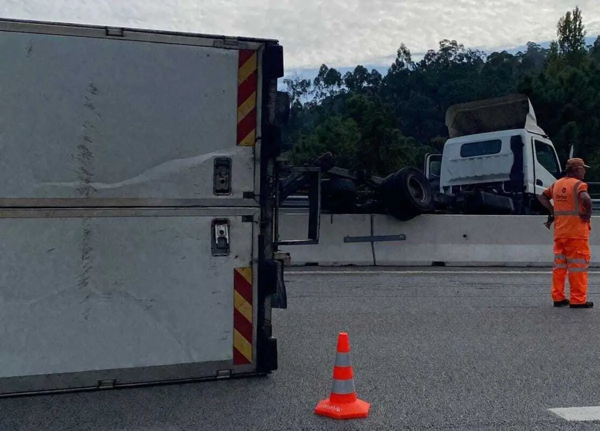 Camião atravessou rail de cimento