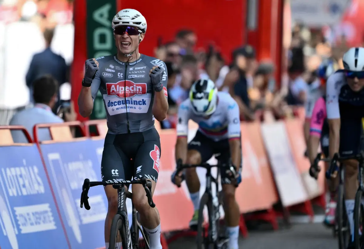 Philipsen venceu ao sprint em Novara (Itália) e é o primeiro líder da Vuelta