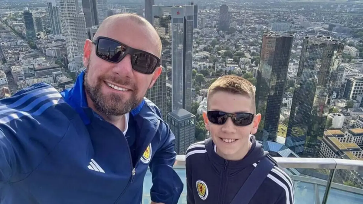 Aleks Meiklejohn, acompanhado pelo pai