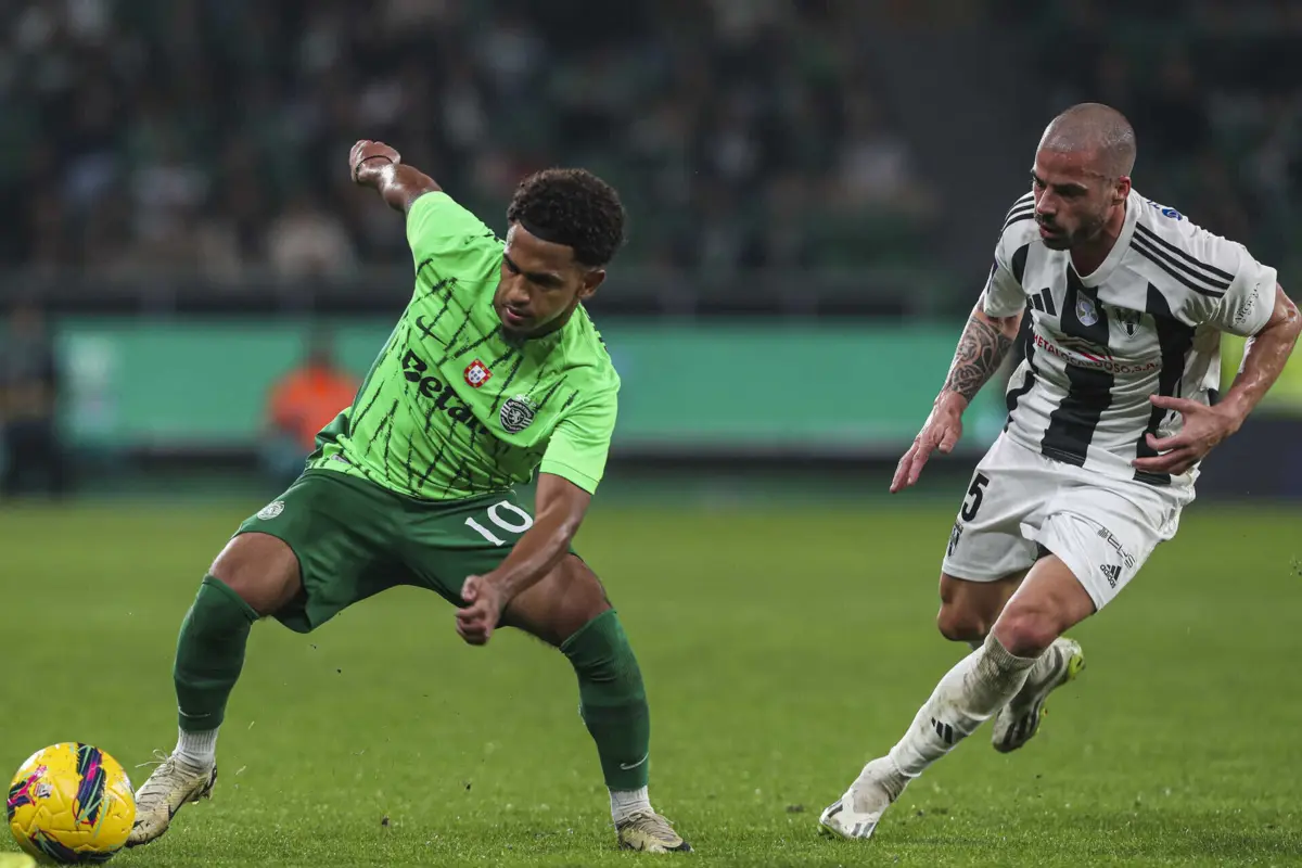 Marcus Edwards vai reforçar o Burnley