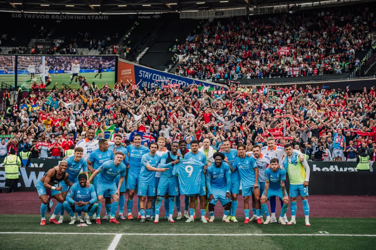 Jogadores fizeram uma homenagem a Awoniyi