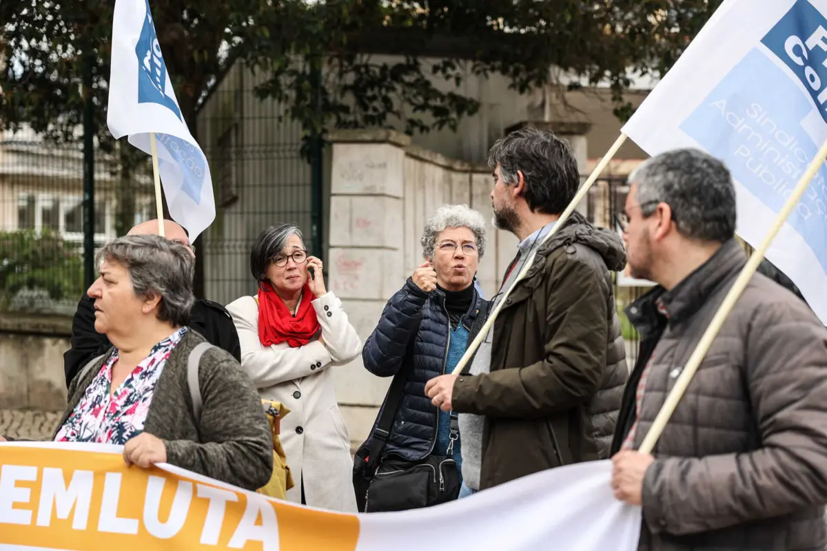 A secretária-geral da CGTP-IN, Isabel Camarinha (C-D), conversa com manifestantes durante o protesto em dia da greve nacional dos trabalhadores da Função Pública, em março