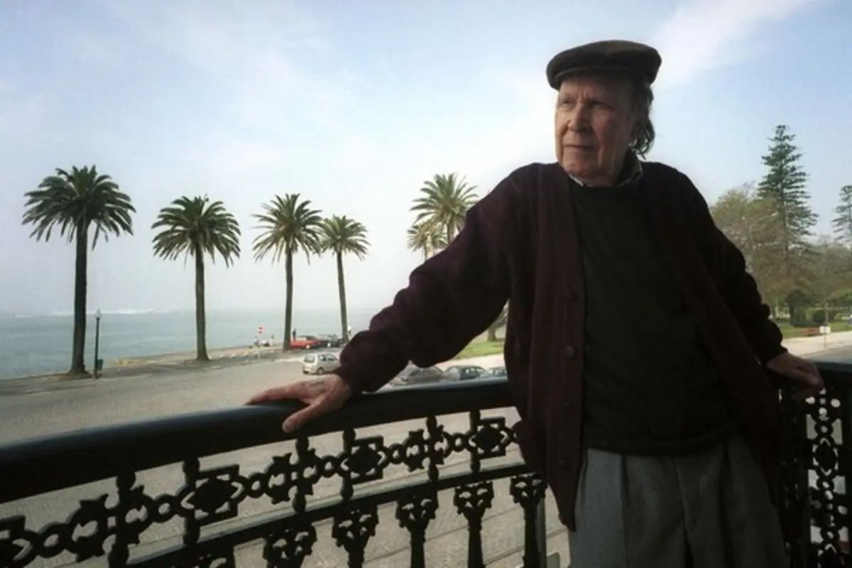 Eugénio fotografado em 2001 na sua casa na Foz, no Porto, e que em junho reabre ao público como Casa da Poesia Eugénio de Andrade