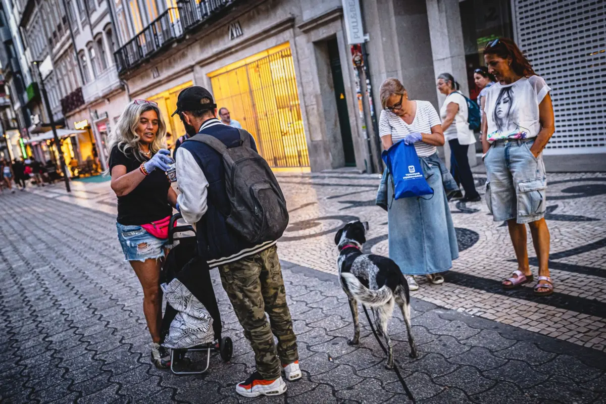 Voluntários distribuem refeições a cidadãos sem-abrigo na Rua de Santa Catarina