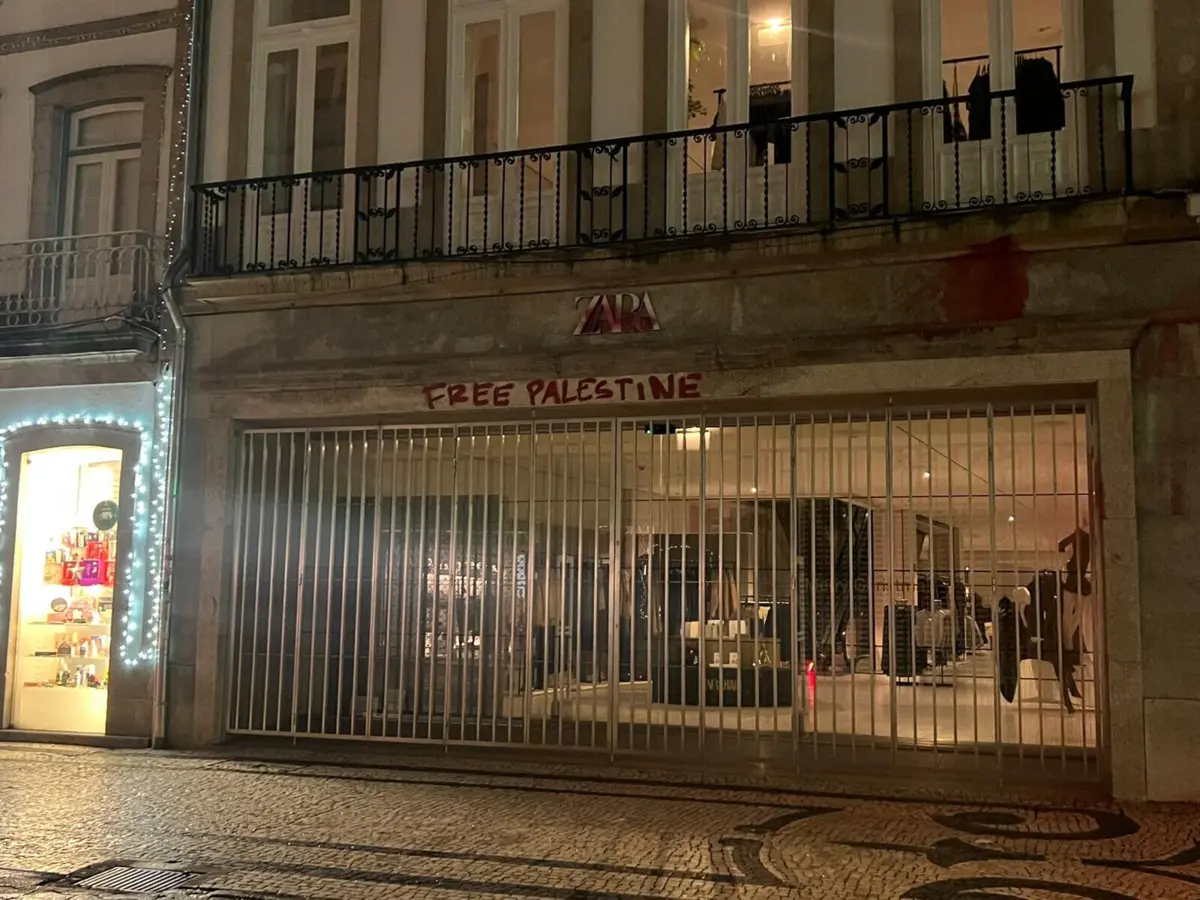 Imagem de contexto do artigo Ativistas pró-Palestina pintam fachada da Zara no Porto