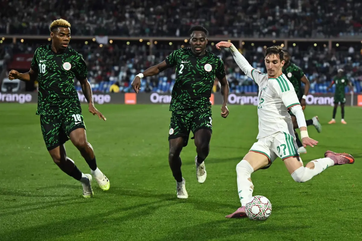 Nigéria bateu a Argélia (2-0) num jogo que terminou com confusão