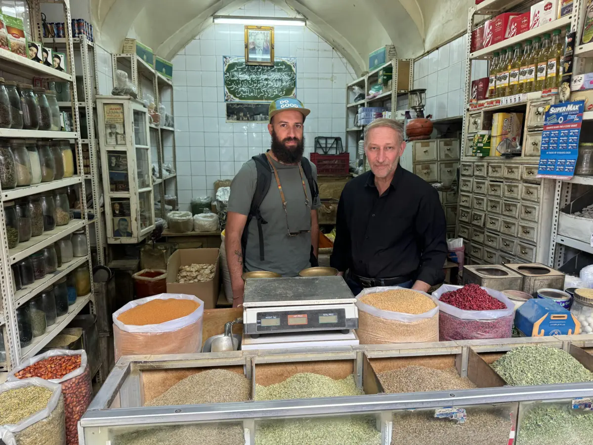 Fábio Inácio (à esquerda) é um dos "líderes de viagem" da agência Nomad que conduzem um grupo de sete portugueses