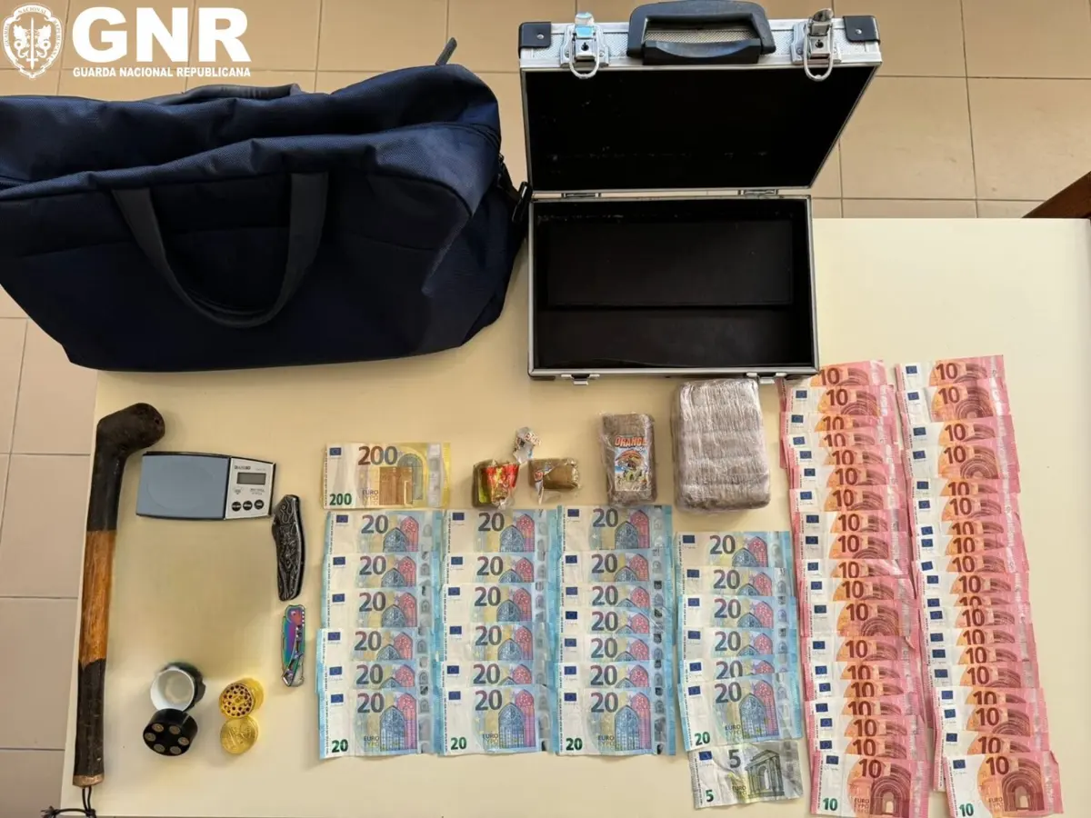 GNR deteve dois jovens, com 18 e 19 anos, e aprendeu droga, dinheiro e armas proibidas