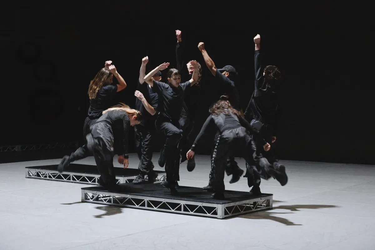 “Chunky move: 4/4” explora a relação entre o corpo humano, a música e a tecnologia