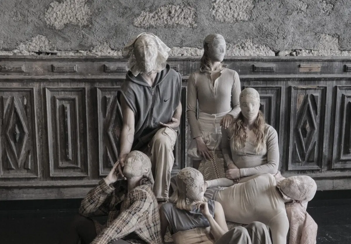 Uma erosão lenta atravessa os corpos, o espaço e o tempo em "Esta hora de espanto"