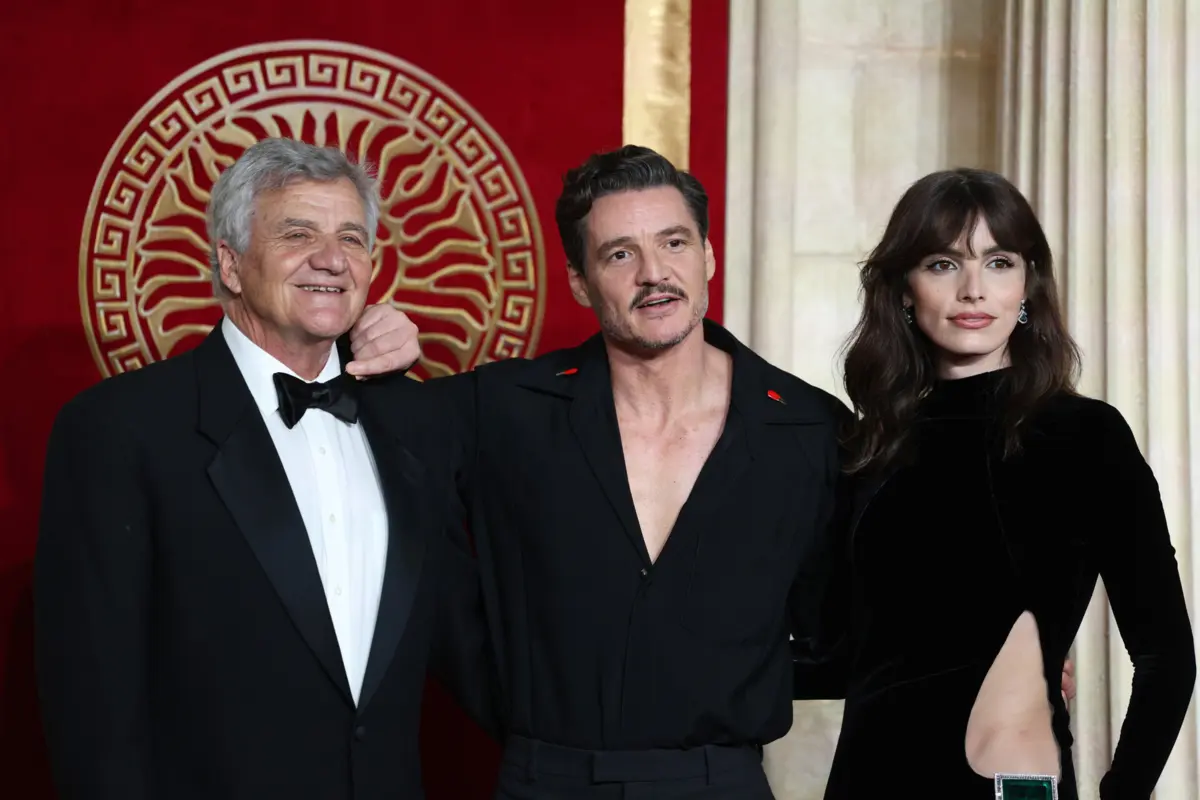 Pedro Pascal posou com o pai, José Balmaceda Riera, e a irmã mais nova, a atriz trans Lux Pascal