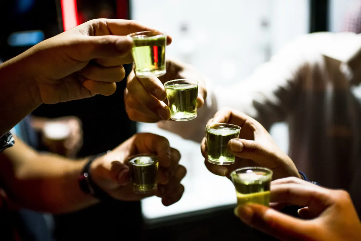 Muitas pessoas recorrem a alternativas mais baratas ou a bebidas caseiras