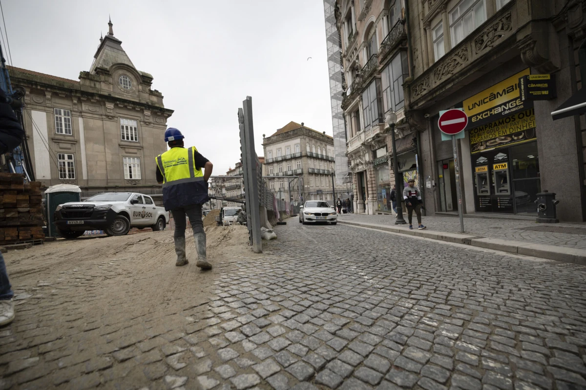 Paralelos de granito vão ser leilados pela Câmara do Porto