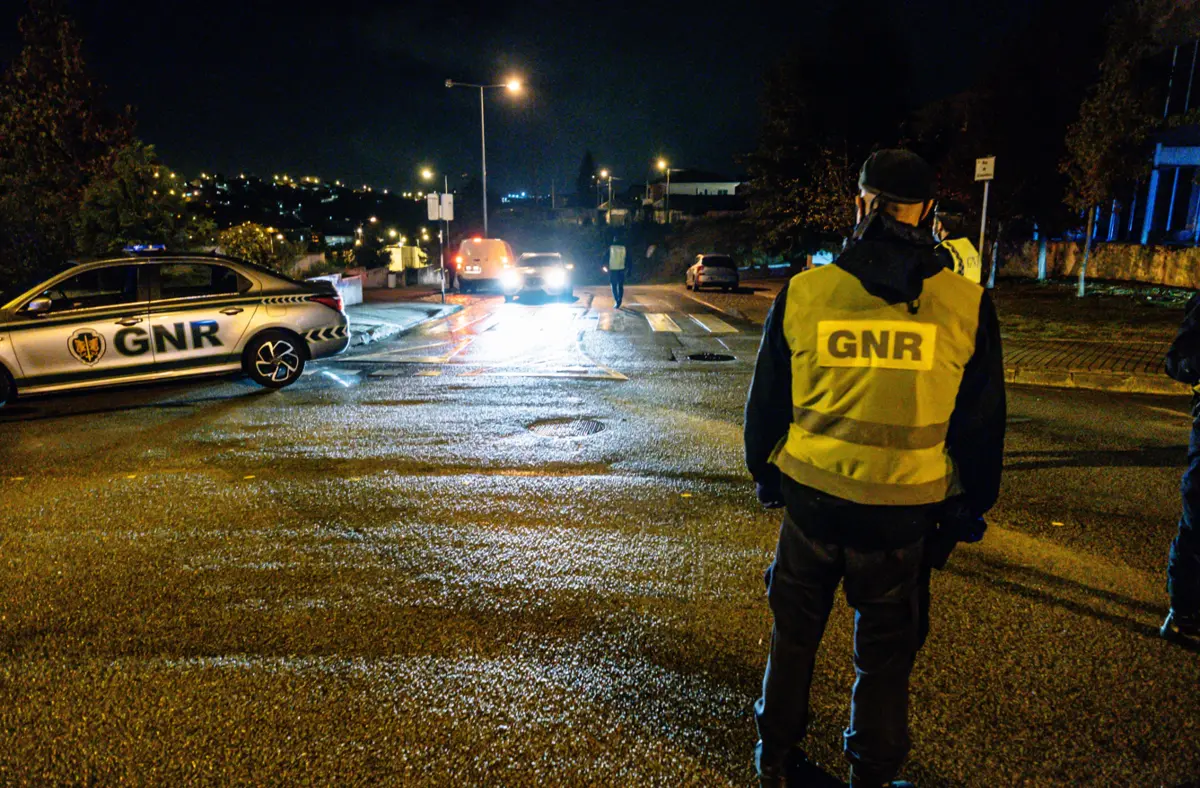 Suspeito está indiciado pelos crimes de furto, condução sem habilitação legal, condução perigosa e resistência e coação sobre funcionário