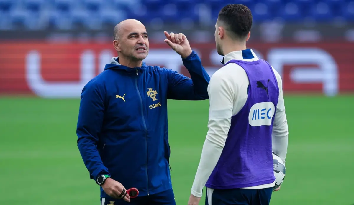 Roberto Martínez fala com Diogo Dalot durante o treino no Estádio do Dragão