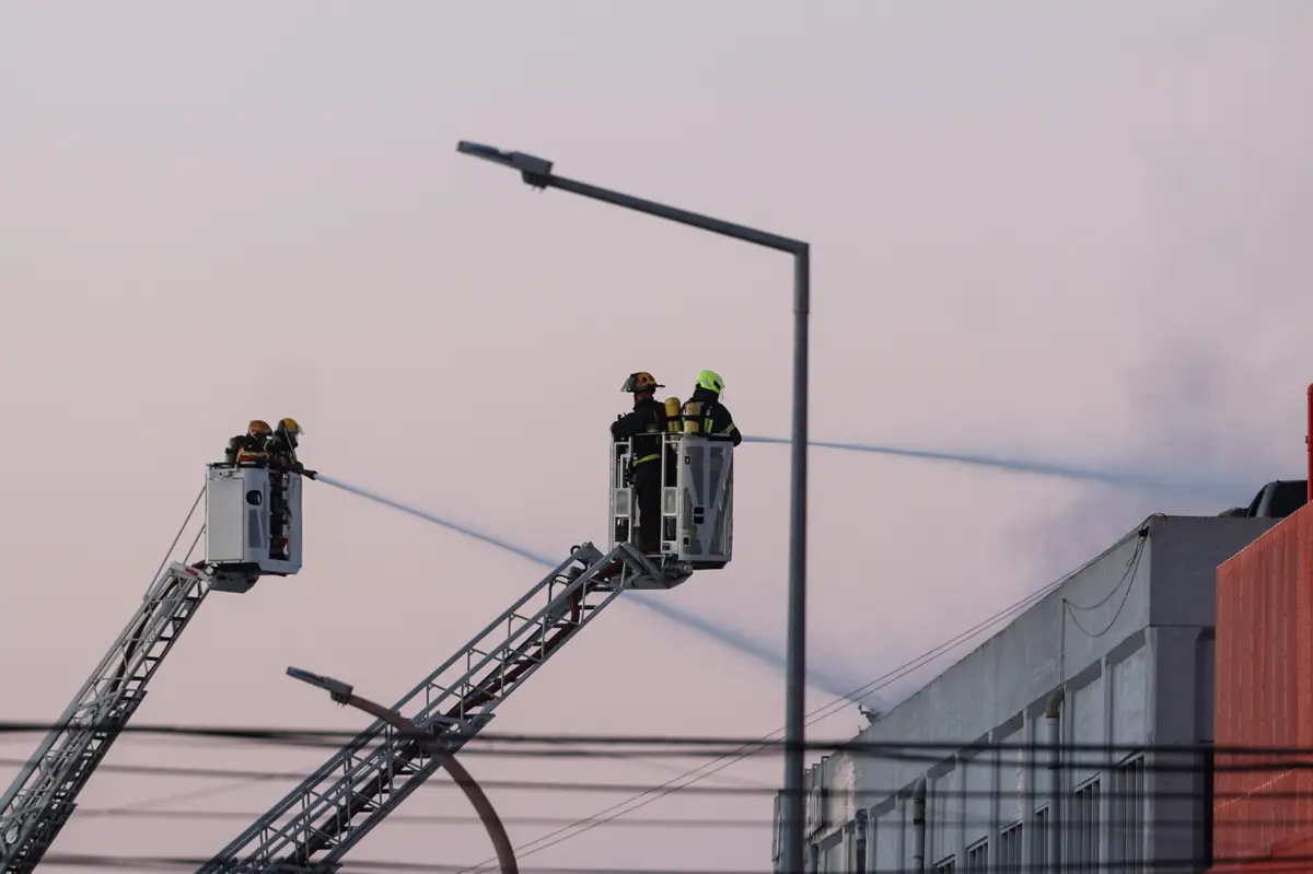 Bombeiros combateram as chamas no parque de estacionamento