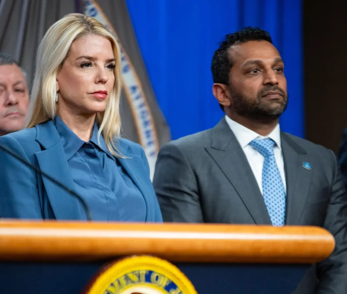 Procuradora-geral norte-americana, Pam Bondi, e o diretor do FBI, Kash Patel