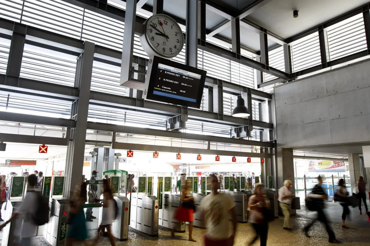 Um dos homens foi detido na Estação do Cais do Sodré, após ameaçar agente com uma garrafa partida.