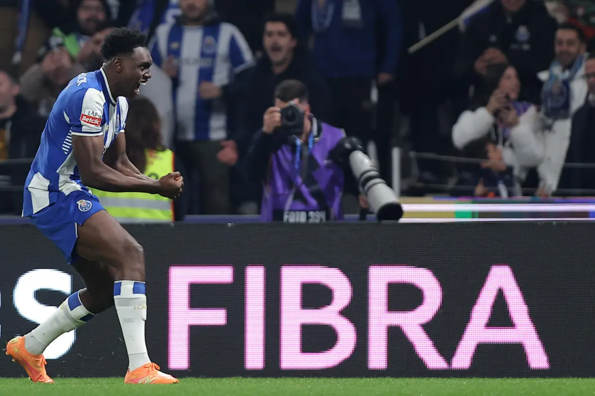 Samu marcou dois golos do F. C. Porto ao AVS