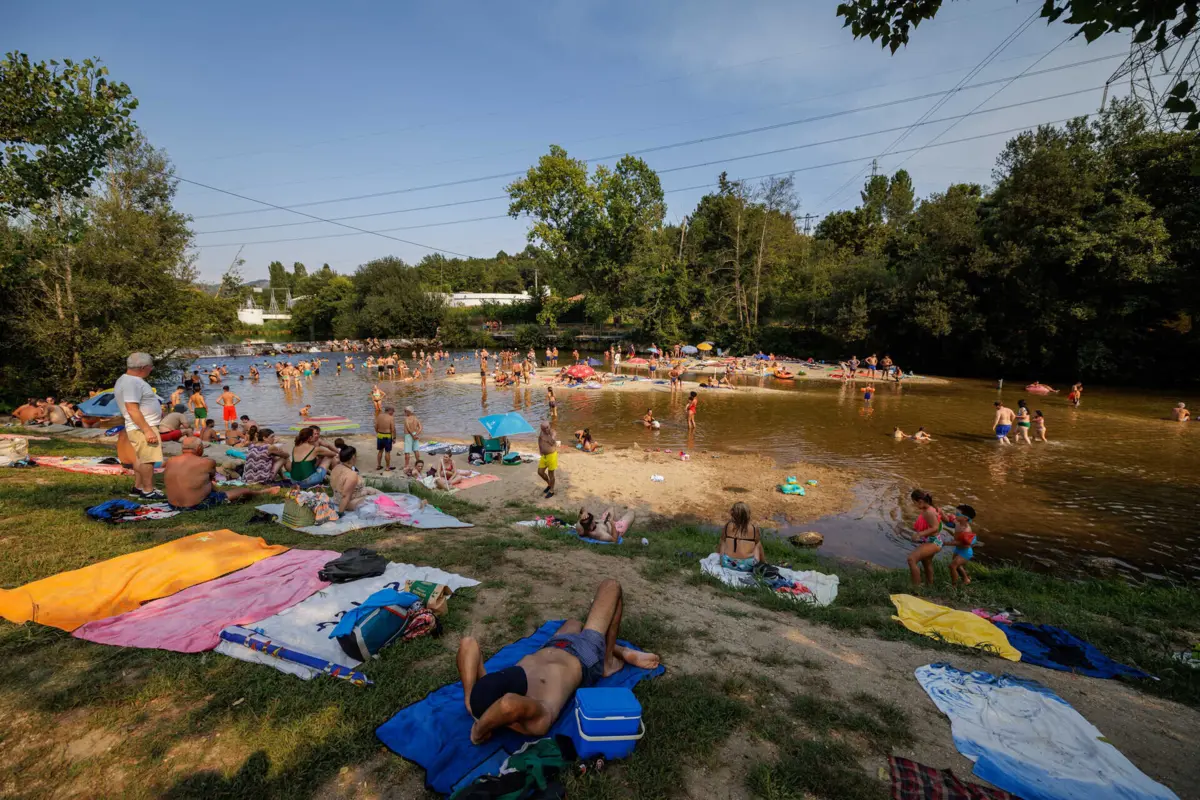 A Praia Seca, em Caldas das Taipas, está normalmente repleta de banhistas em agosto
